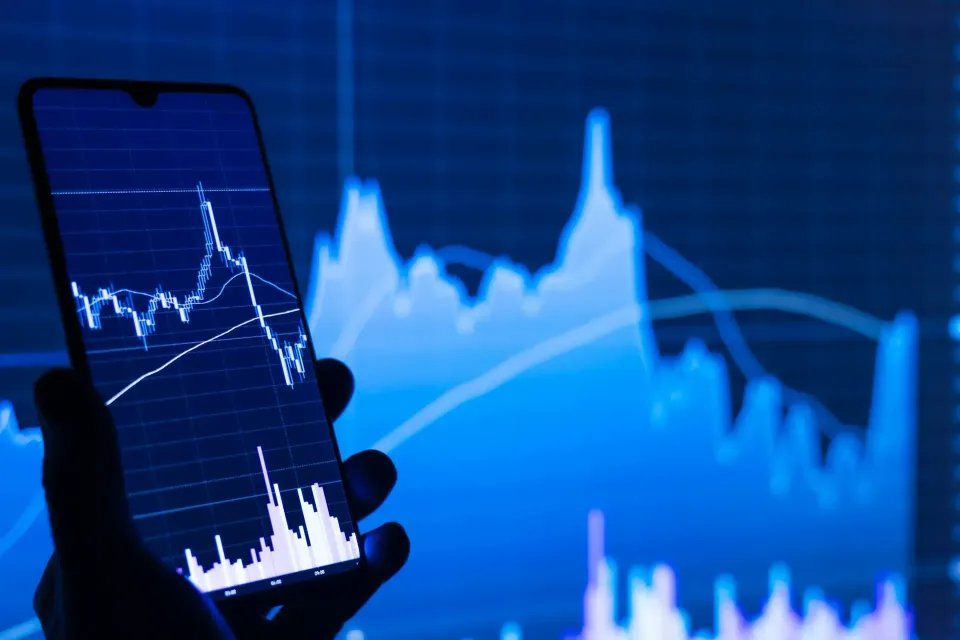 Grafik keuangan di layar ponsel