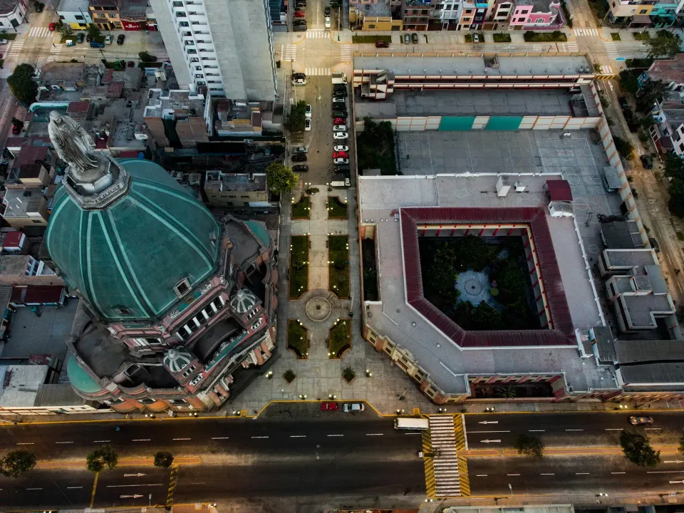 Foto udara gedung dan kavling di pusat kota
