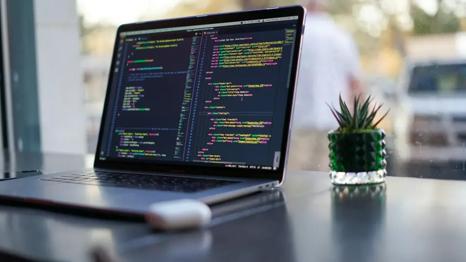Laptop dengan editor kode