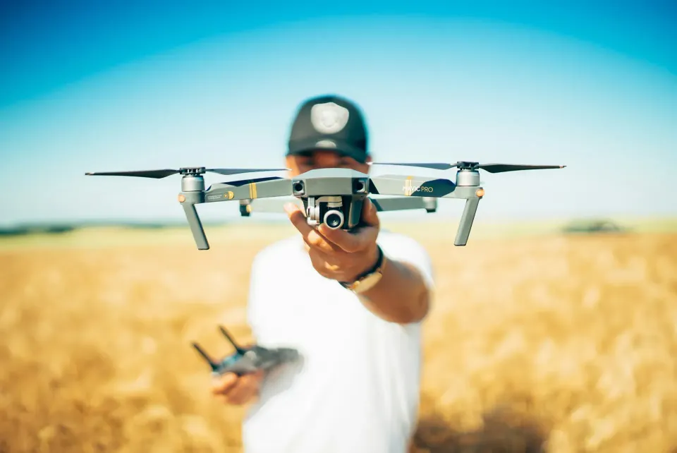 Operator menerbangkan drone di ladang