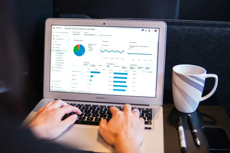 Analis bekerja dengan dashboard di laptop