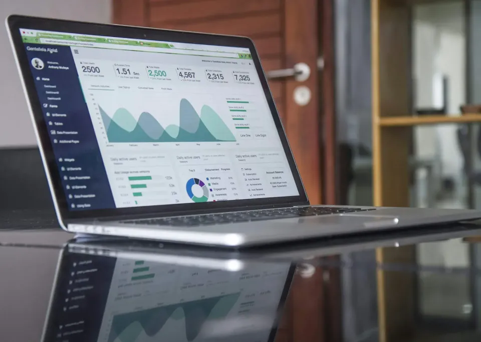 Laptop menampilkan dashboard data