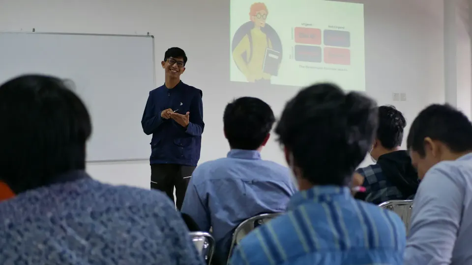 Pemateri memberikan presentasi